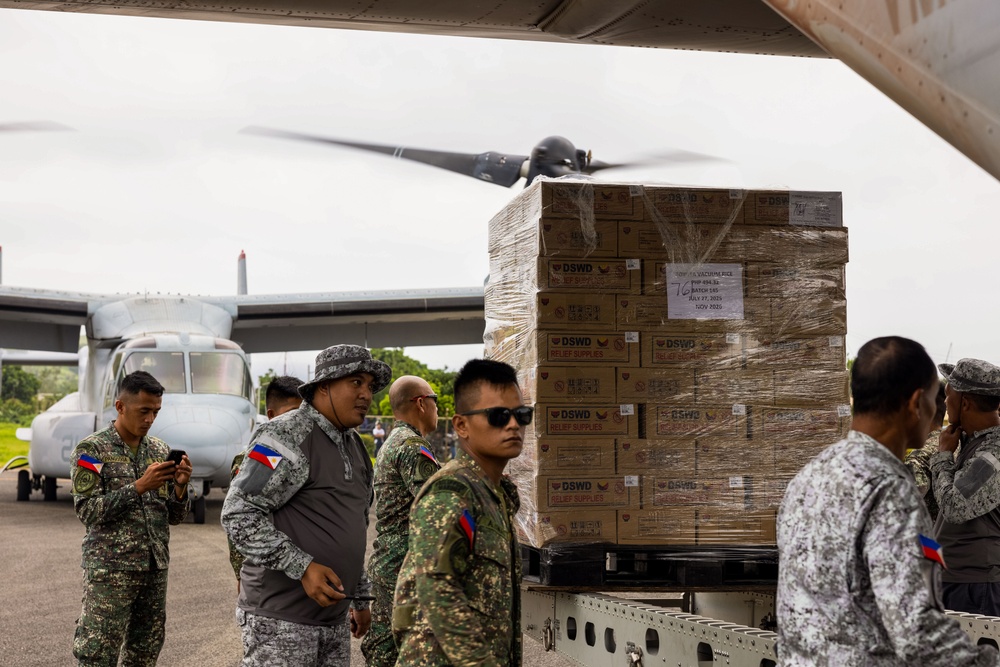 MRF-D 25.3: U.S. Marines and Airmen deliver critical supplies during foreign disaster relief in the Philippines