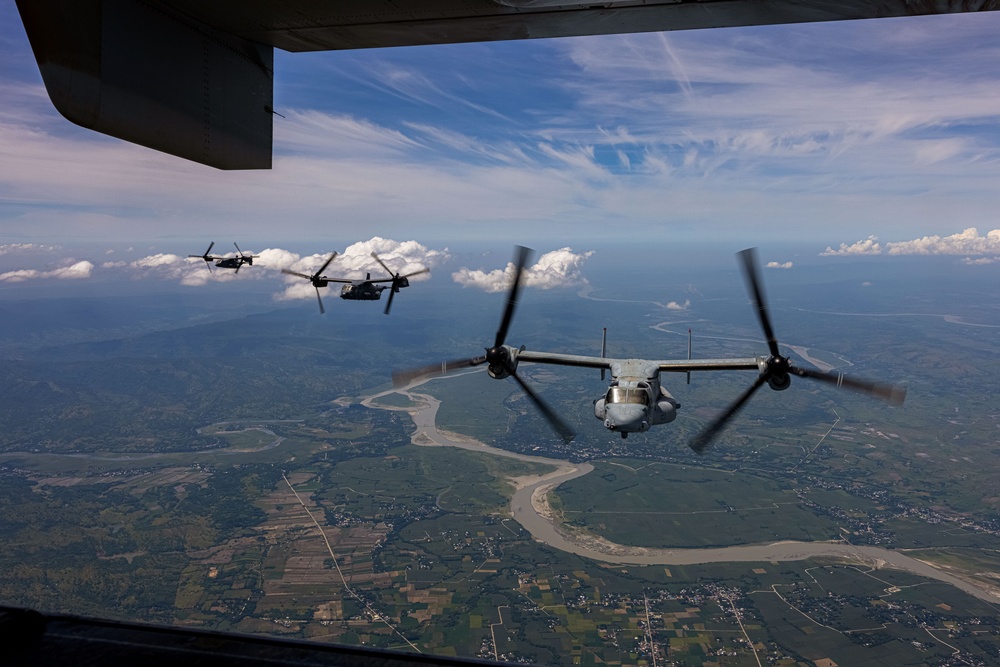 MRF-D 25.3: U.S. Marines and Airmen deliver critical supplies during foreign disaster relief in the Philippines
