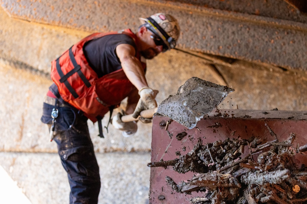 Medium Fleet Performs Repairs at Pike Island Locks and Dams