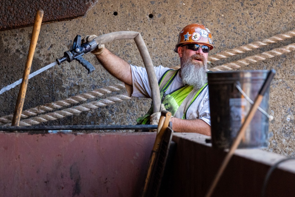 Medium Fleet Performs Repairs at Pike Island Locks and Dams