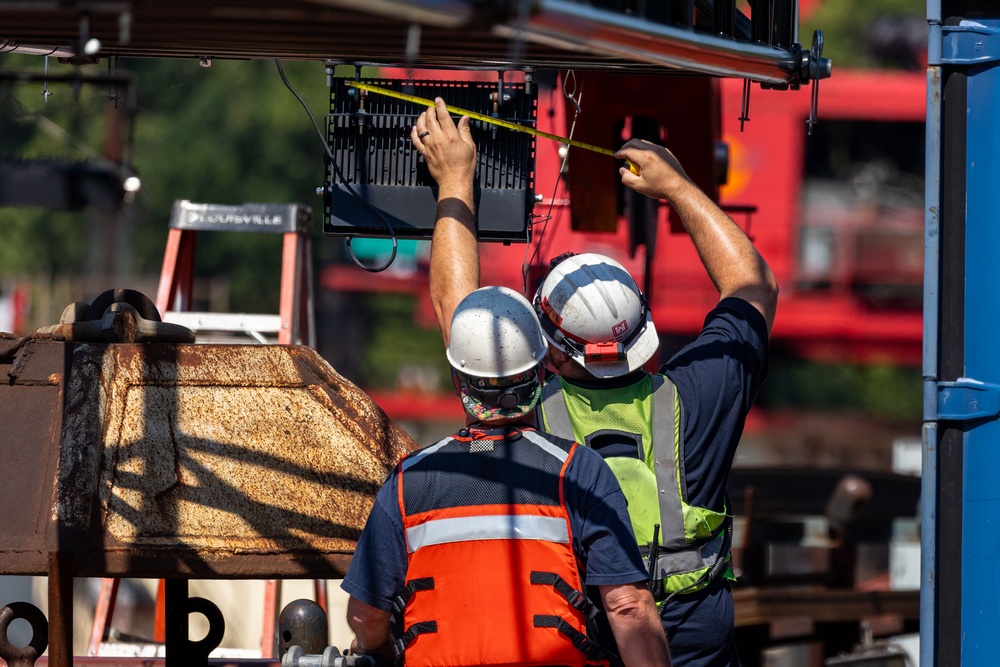 Medium Fleet Performs Repairs at Pike Island Locks and Dams
