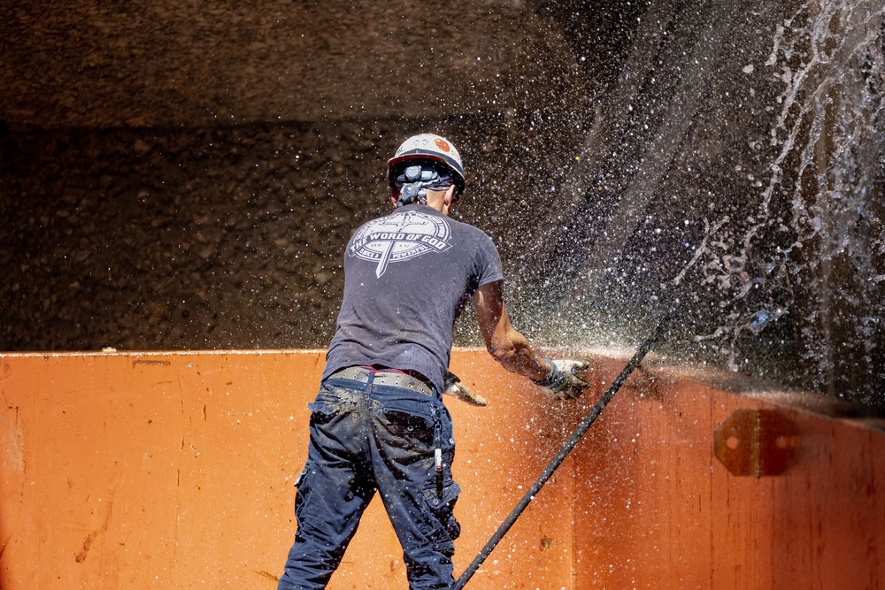 Medium Fleet Performs Repairs at Pike Island Locks and Dams