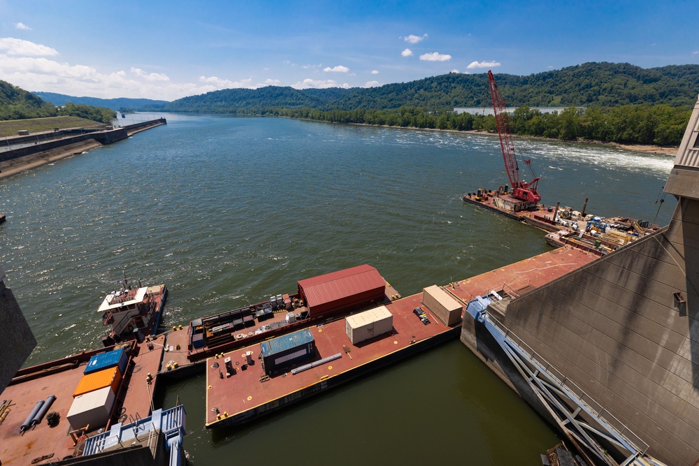 Medium Fleet Performs Repairs at Pike Island Locks and Dams