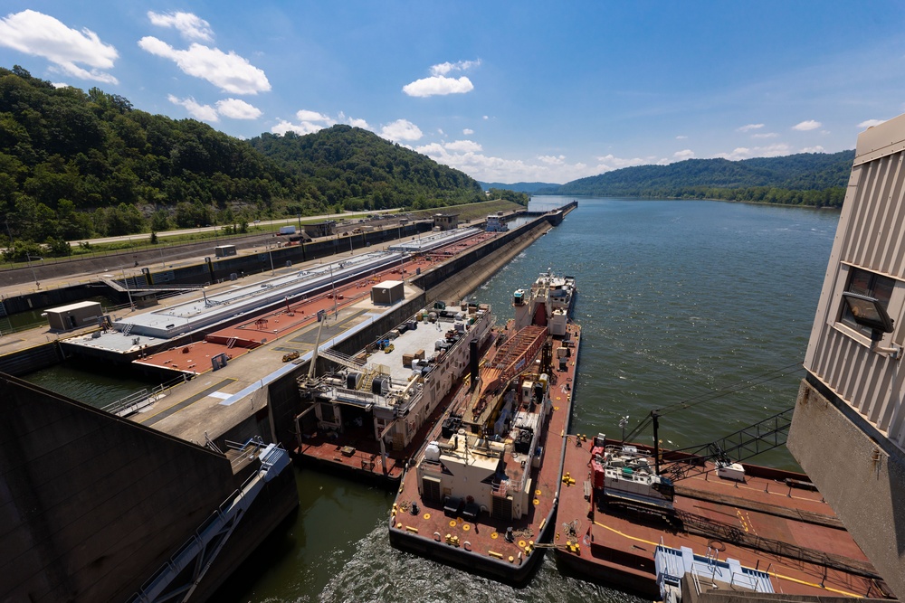 Medium Fleet Performs Repairs at Pike Island Locks and Dams