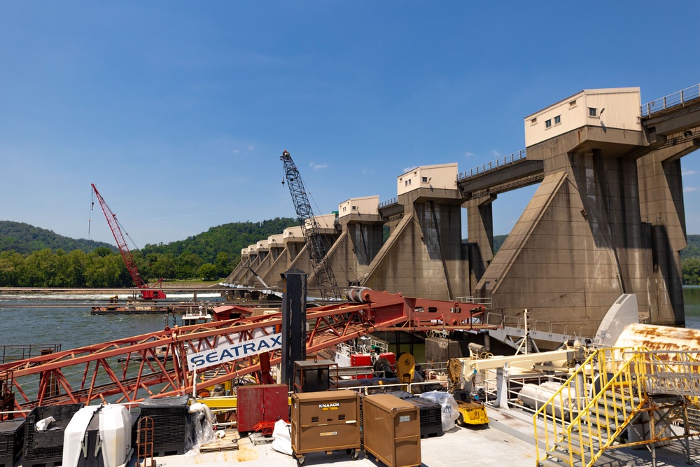Medium Fleet Performs Repairs at Pike Island Locks and Dams