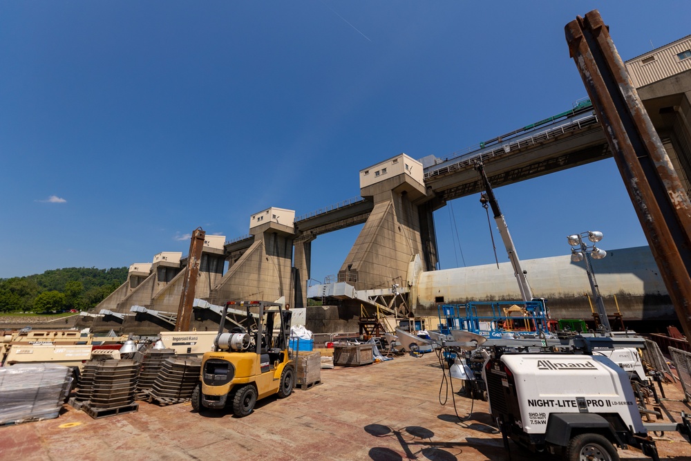 Medium Fleet Performs Repairs at Pike Island Locks and Dams