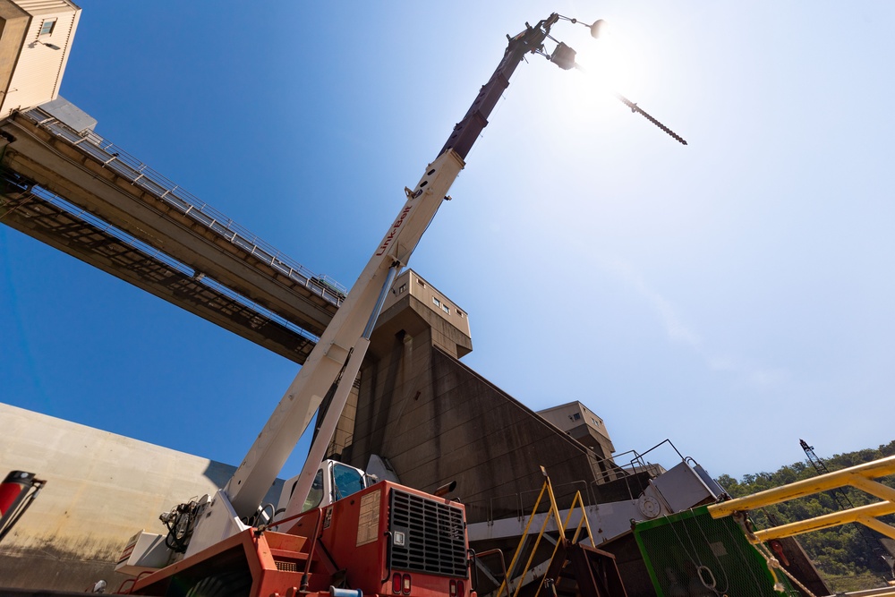 Medium Fleet Performs Repairs at Pike Island Locks and Dams