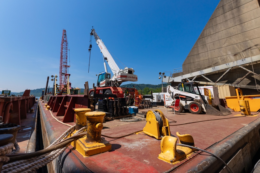 Medium Fleet Performs Repairs at Pike Island Locks and Dams