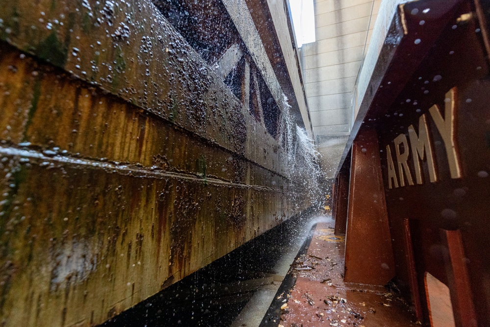 Medium Fleet Performs Repairs at Pike Island Locks and Dams