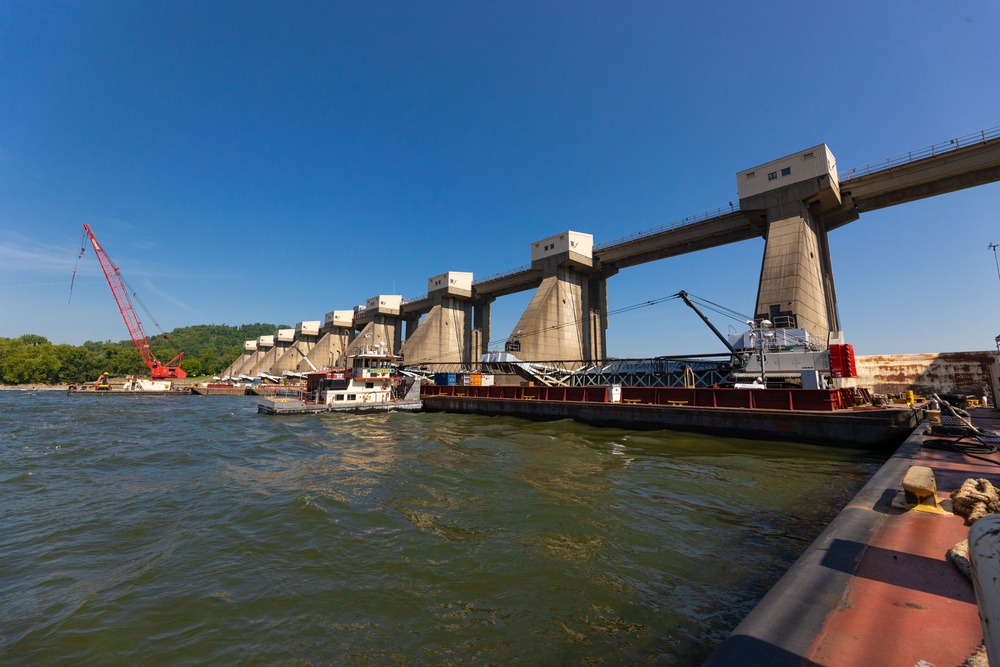 Medium Fleet Performs Repairs at Pike Island Locks and Dams