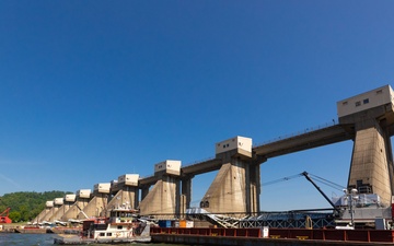 Medium Fleet Performs Repairs at Pike Island Locks and Dams