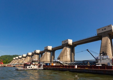 Medium Fleet Performs Repairs at Pike Island Locks and Dams