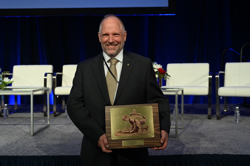 USARIEM’s Chief Physiologist Receives Distinguished Service Award at MHSRS2025 IMAGE