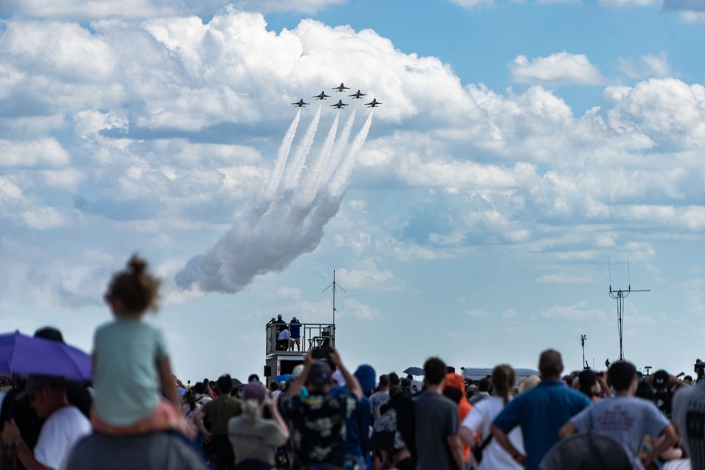 Thunderbirds Perform at Tinker Air Show
