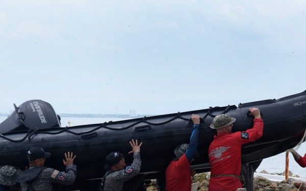 U.S. Air Force, Colombian Aerospace Force partner in simulated search and rescue