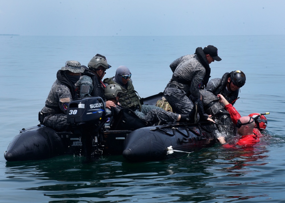 U.S. Air Force, Colombian Aerospace Force partner in simulated search and rescue