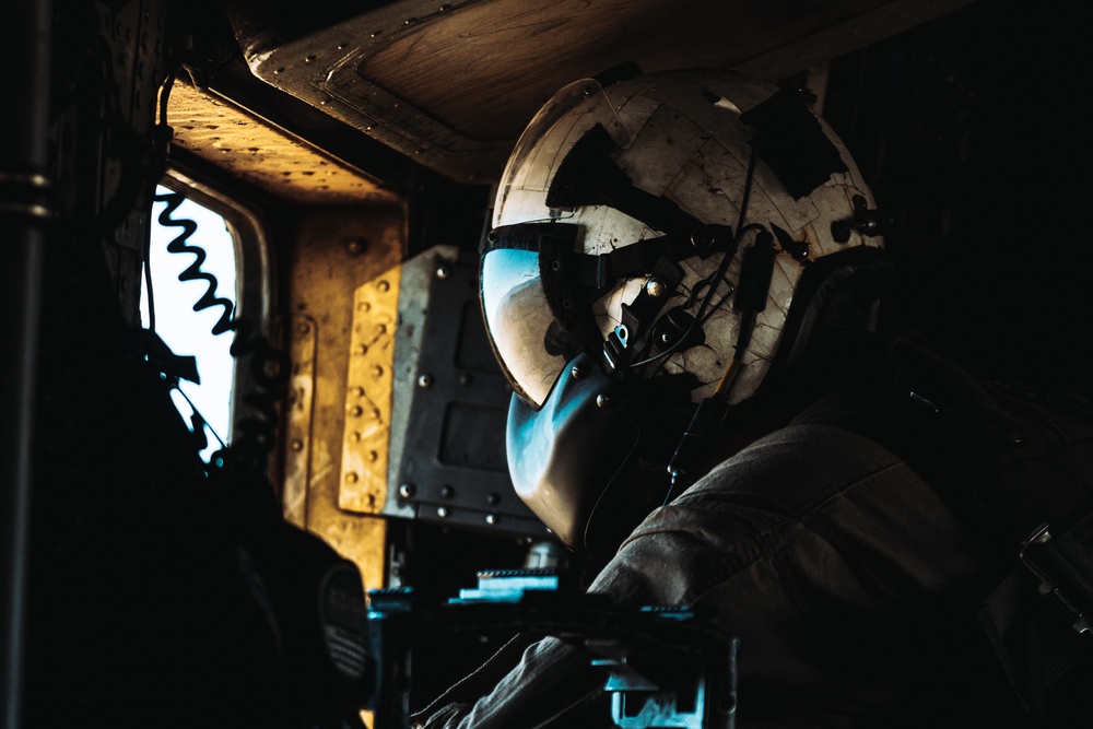 Marines with HMH 361 conduct MRADR lift