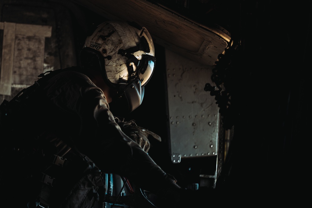 Marines with HMH 361 conduct MRADR lift