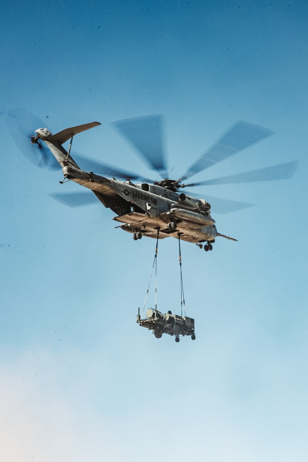 Marines with HMH 361 conduct MRADR lift