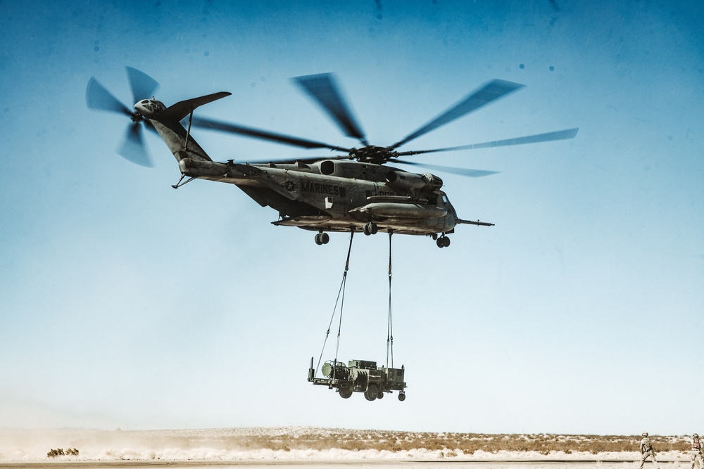 Marines with HMH 361 conduct MRADR lift