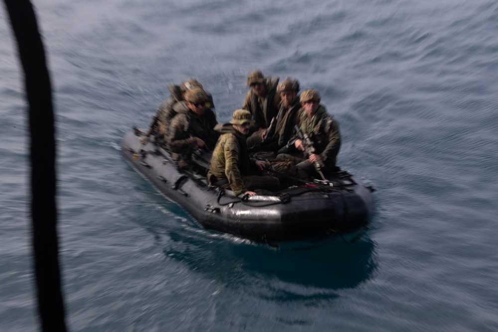 Marines with 1st Recon Bn. rehearse small boats familiarization