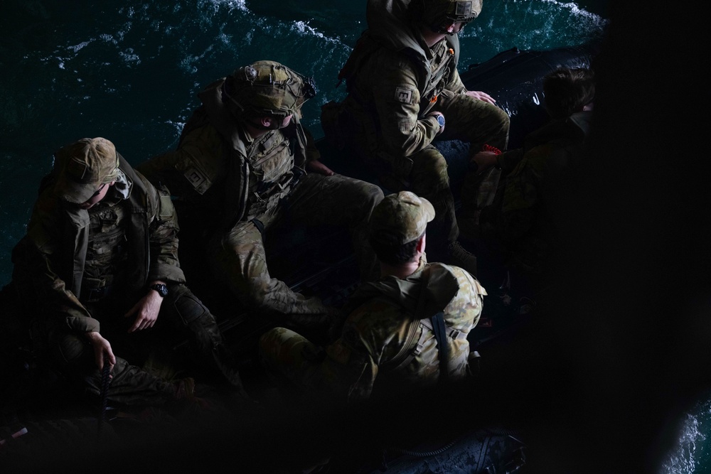 Marines with 1st Recon Bn. rehearse small boats familiarization