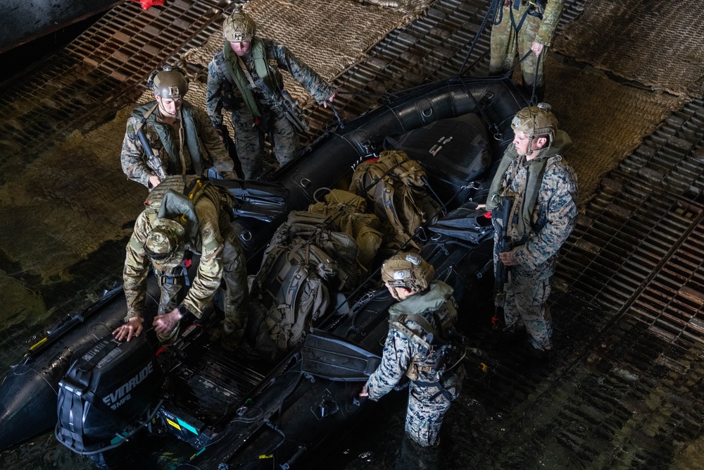 Marines with 1st Recon Bn. rehearse small boats familiarization