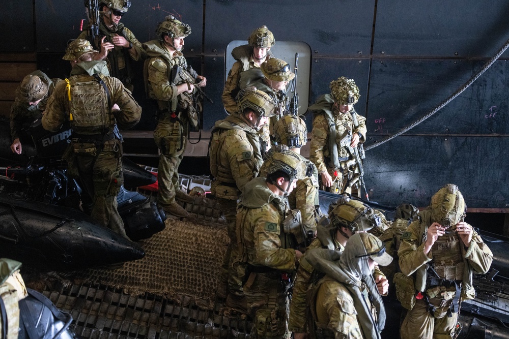 Marines with 1st Recon Bn. rehearse small boats familiarization