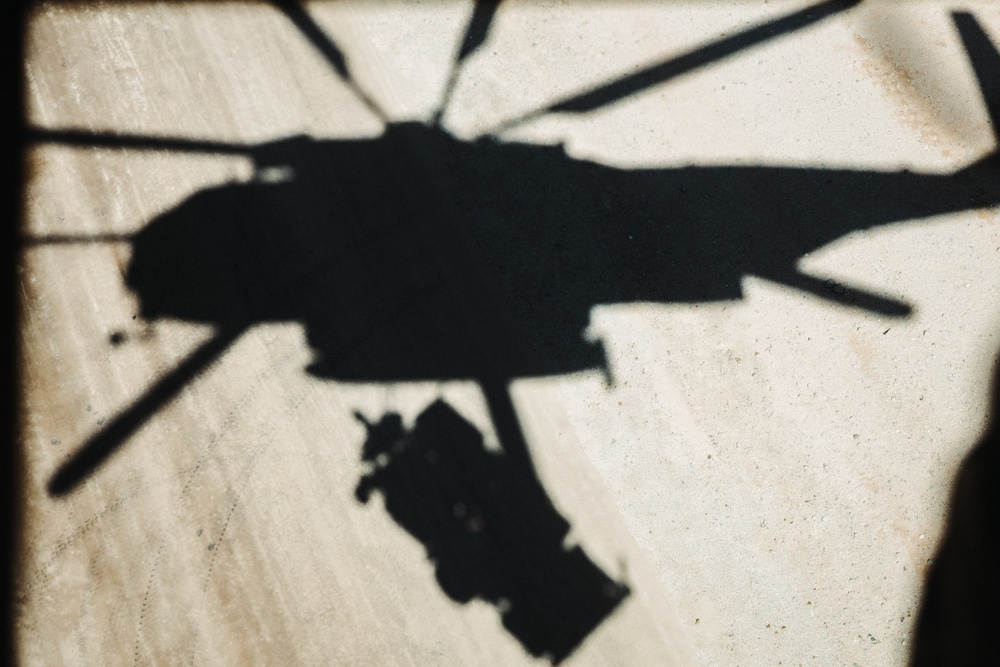 Marines with HMH 361 conduct MRADR lift