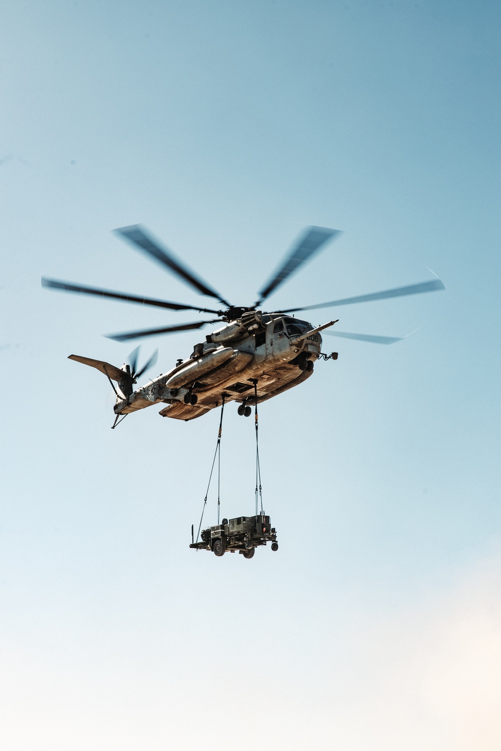 Marines with HMH 361 conduct MRADR lift