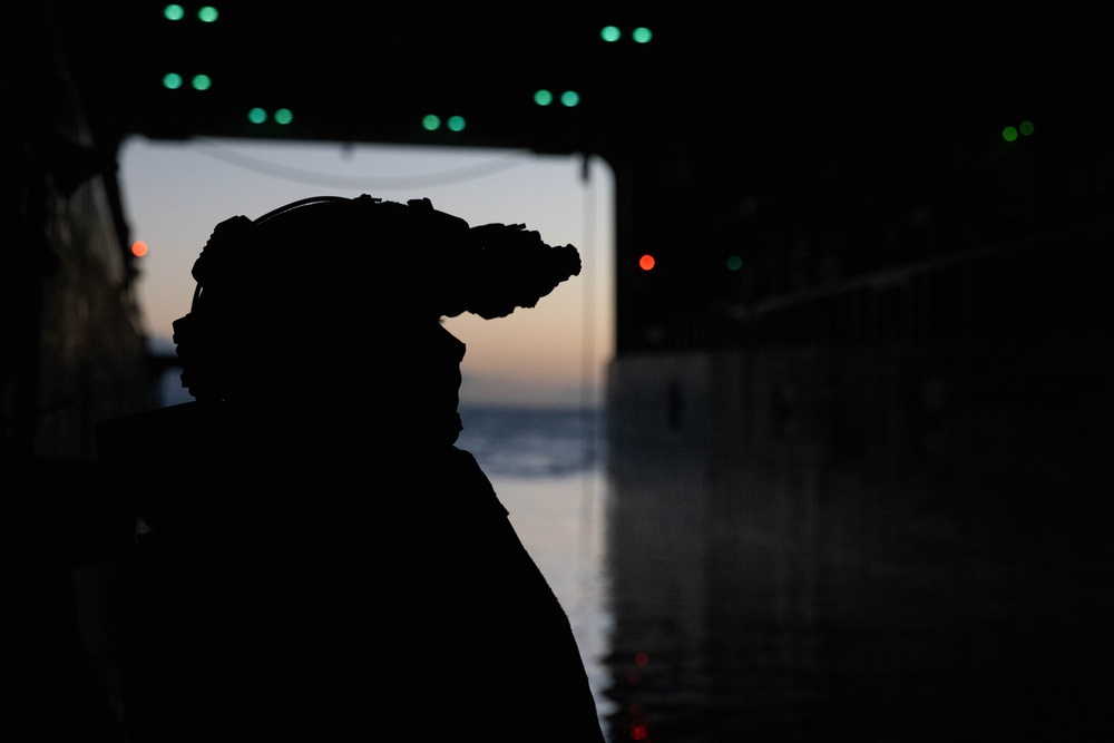 1st Recon Bn., Australian Army soldiers embark on small boat insertions