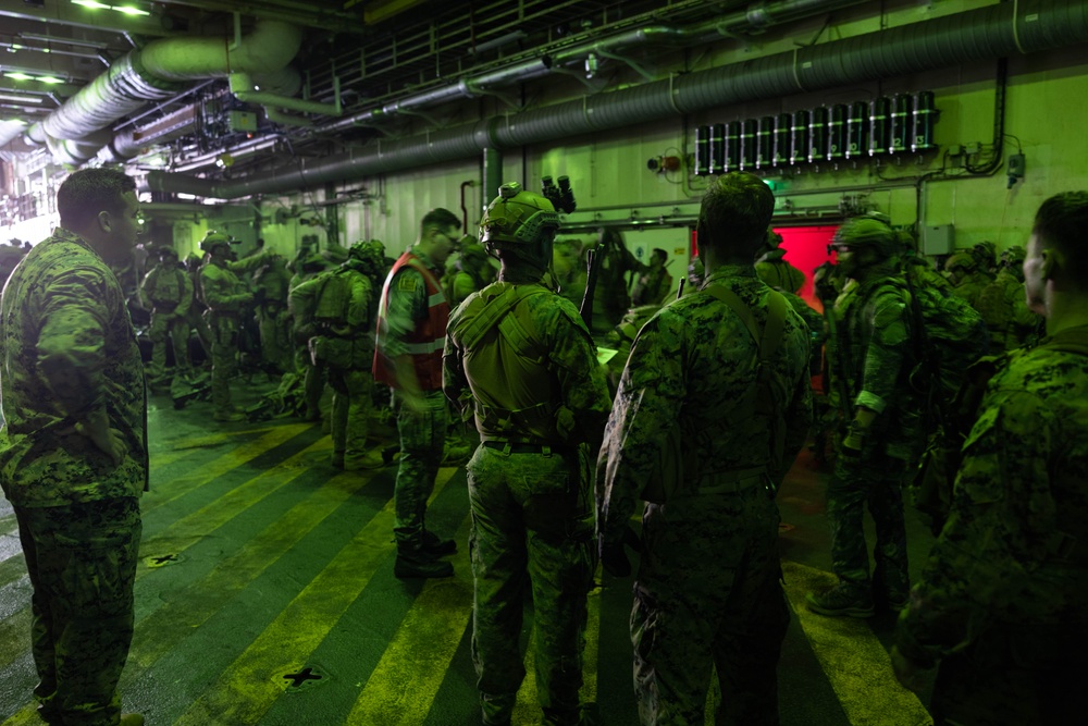 1st Recon Bn., Australian Army soldiers embark on small boat insertions