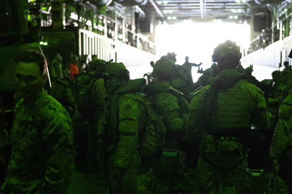 1st Recon Bn., Australian Army soldiers embark on small boat insertions
