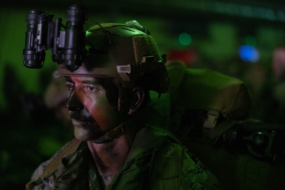 1st Recon Bn., Australian Army soldiers embark on small boat insertions