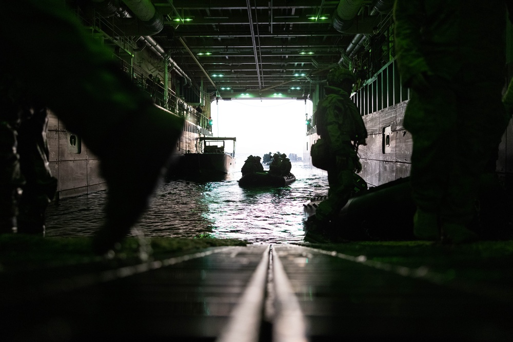 1st Recon Bn., Australian Army soldiers embark on small boat insertions