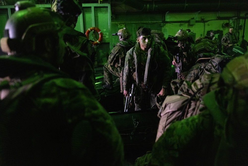 1st Recon Bn., Australian Army soldiers embark on small boat insertions