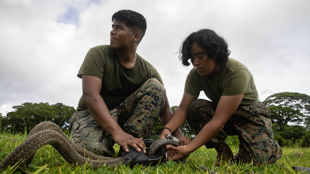 U.S. Marines with CLB-4, HMH-462 Execute External Lifts