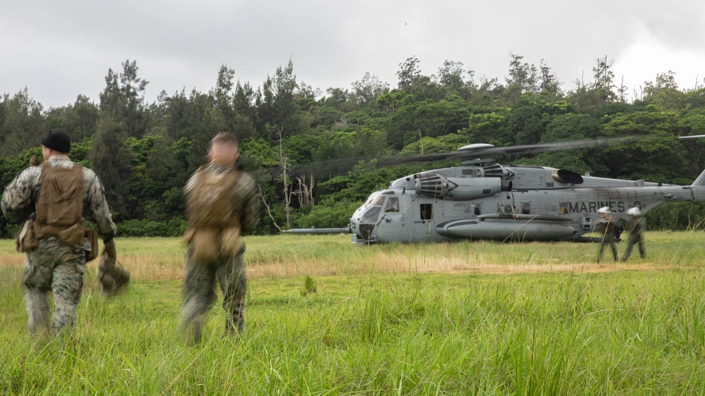 U.S. Marines with CLB-4, HMH-462 Execute External Lifts