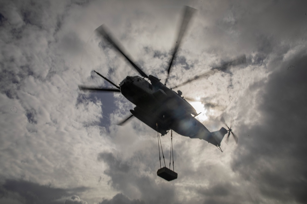 U.S. Marines with CLB-4, HMH-462 Execute External Lifts
