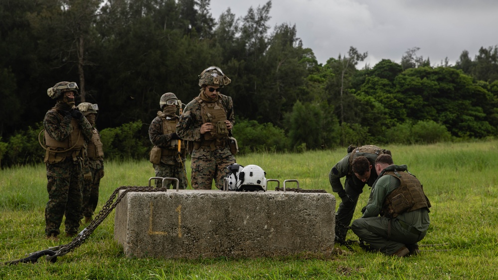 U.S. Marines with CLB-4, HMH-462 Execute External Lifts