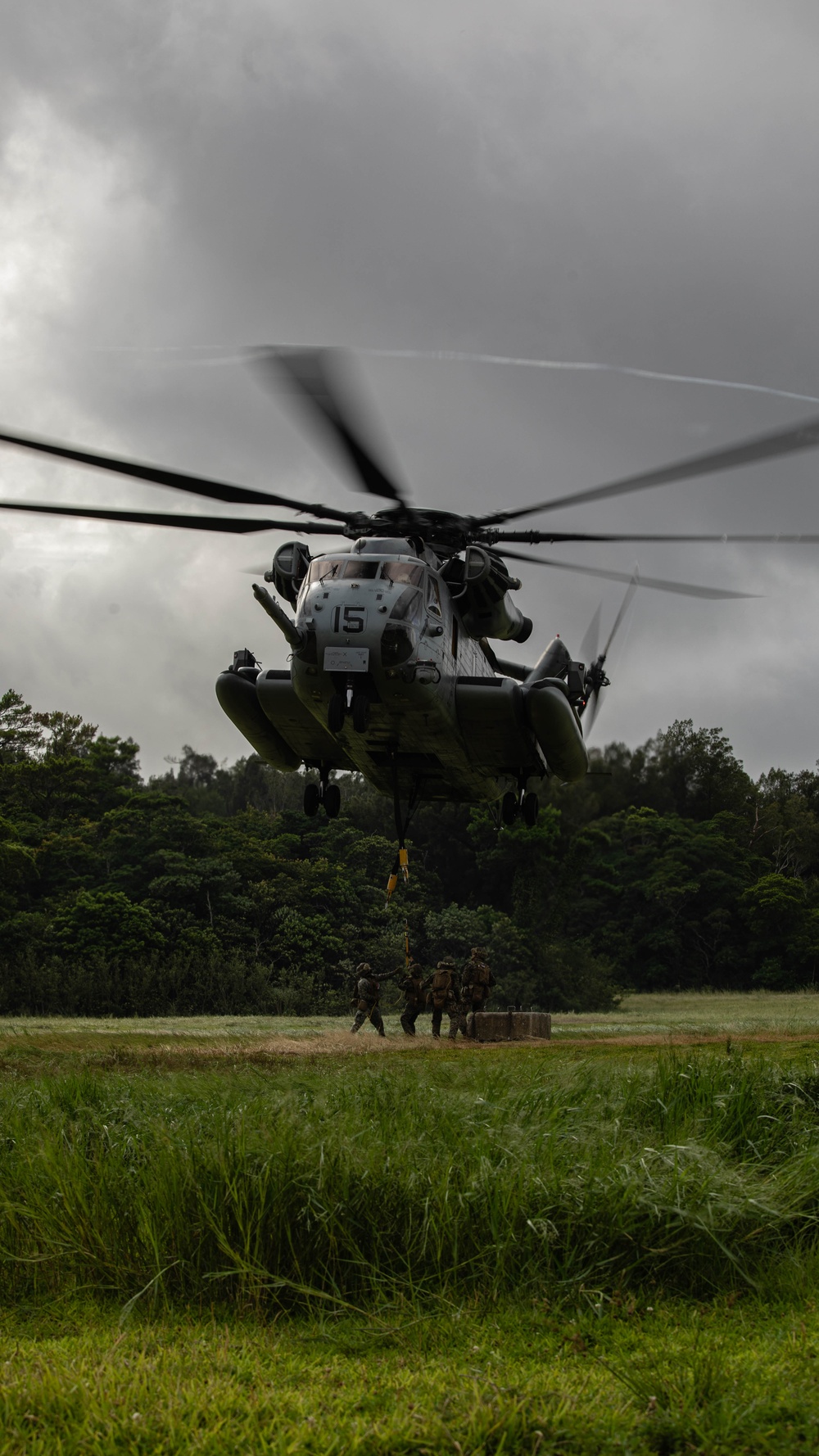 U.S. Marines with CLB-4, HMH-462 Execute External Lifts