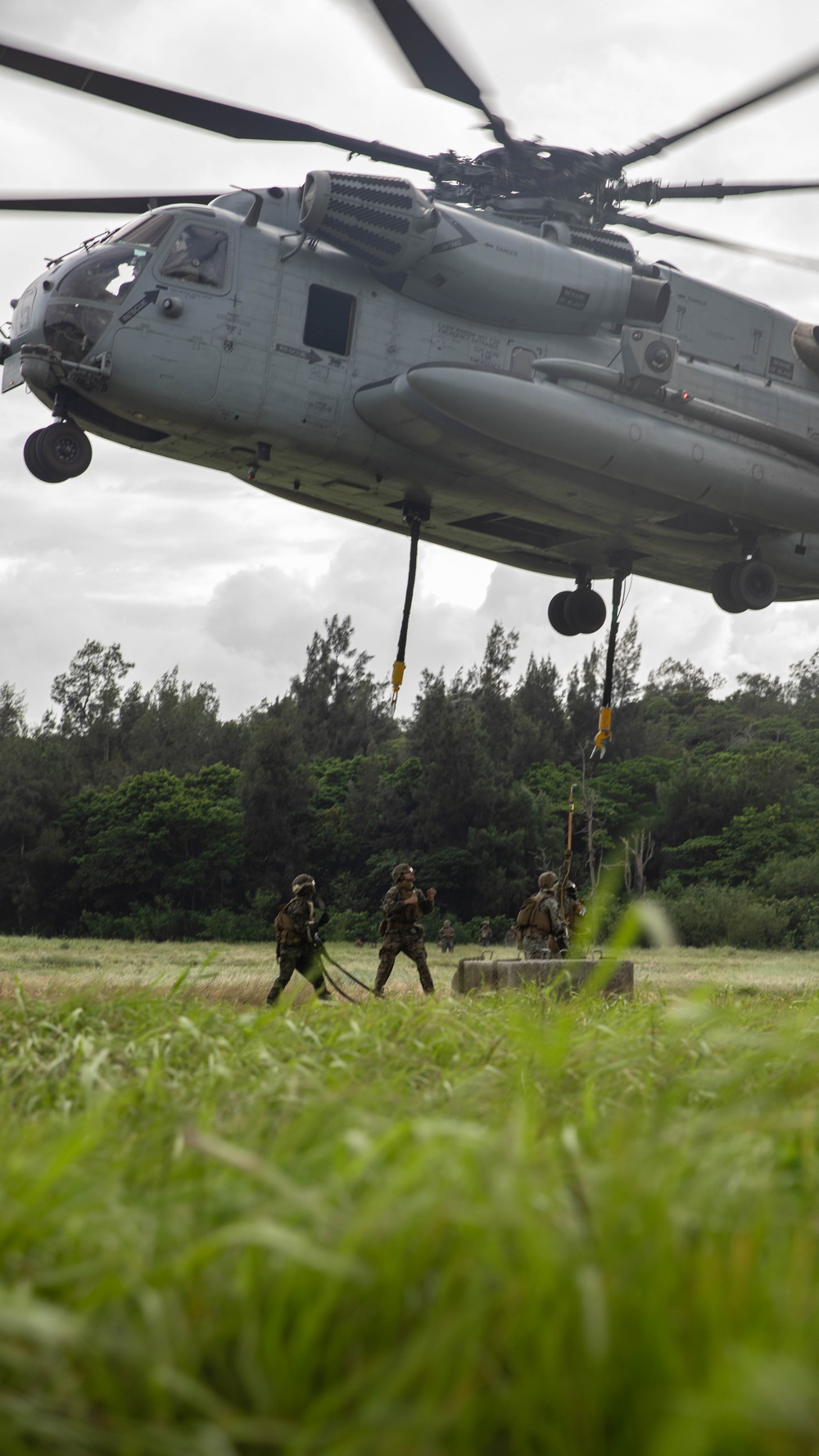U.S. Marines with CLB-4, HMH-462 Execute External Lifts