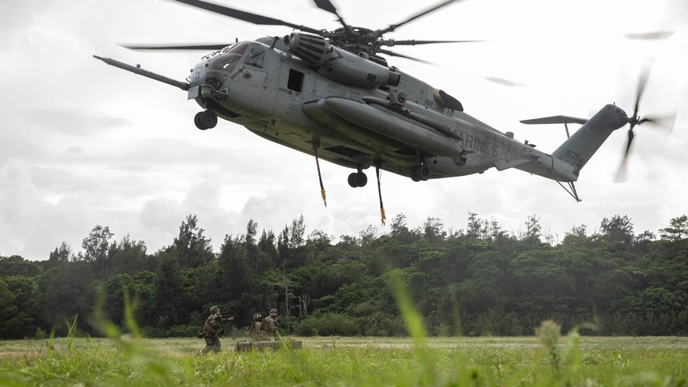 U.S. Marines with CLB-4, HMH-462 Execute External Lifts