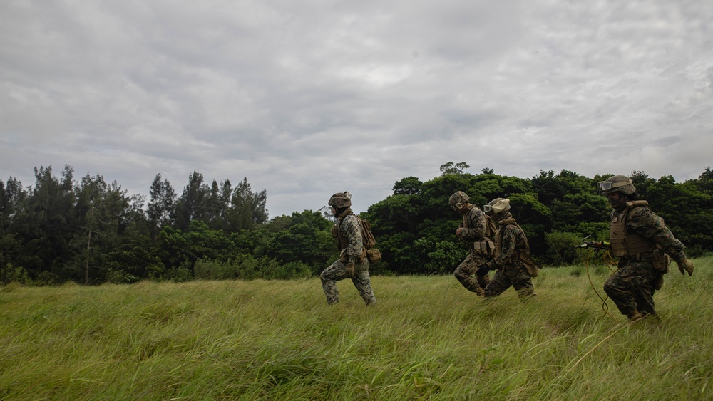 U.S. Marines with CLB-4, HMH-462 Execute External Lifts