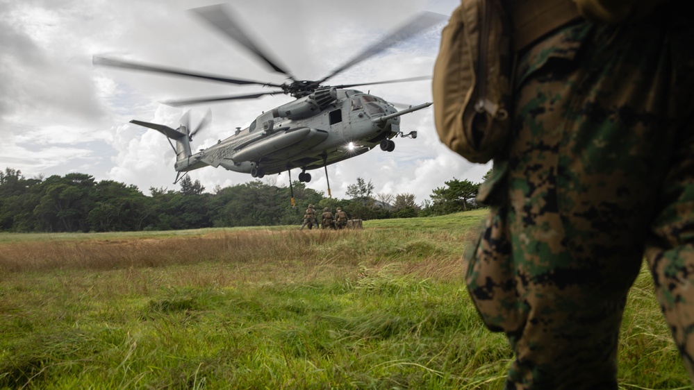 U.S. Marines with CLB-4, HMH-462 Execute External Lifts