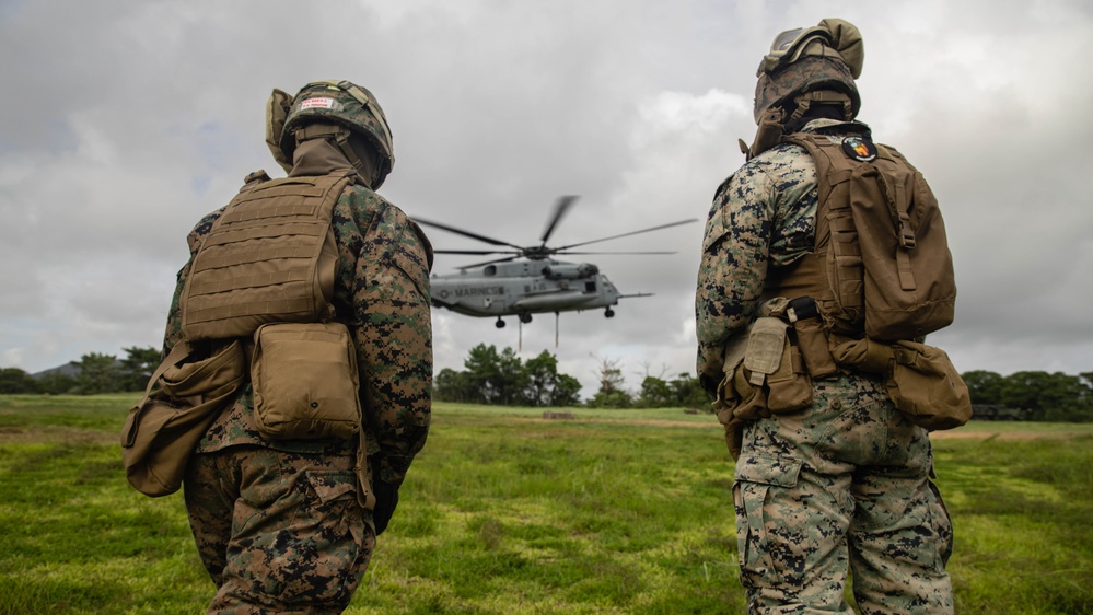 U.S. Marines with CLB-4, HMH-462 Execute External Lifts