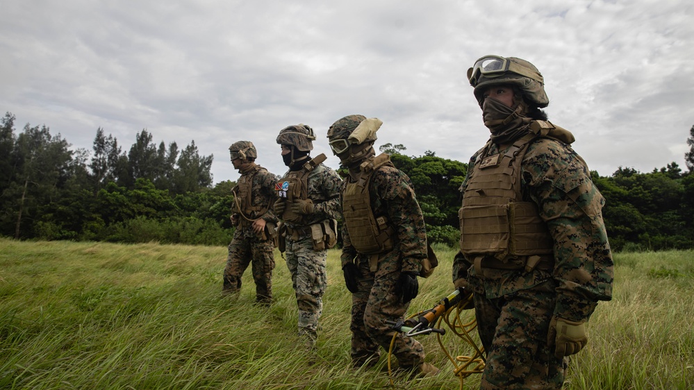 U.S. Marines with CLB-4, HMH-462 Execute External Lifts