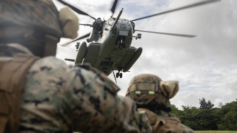 U.S. Marines with CLB-4, HMH-462 Execute External Lifts