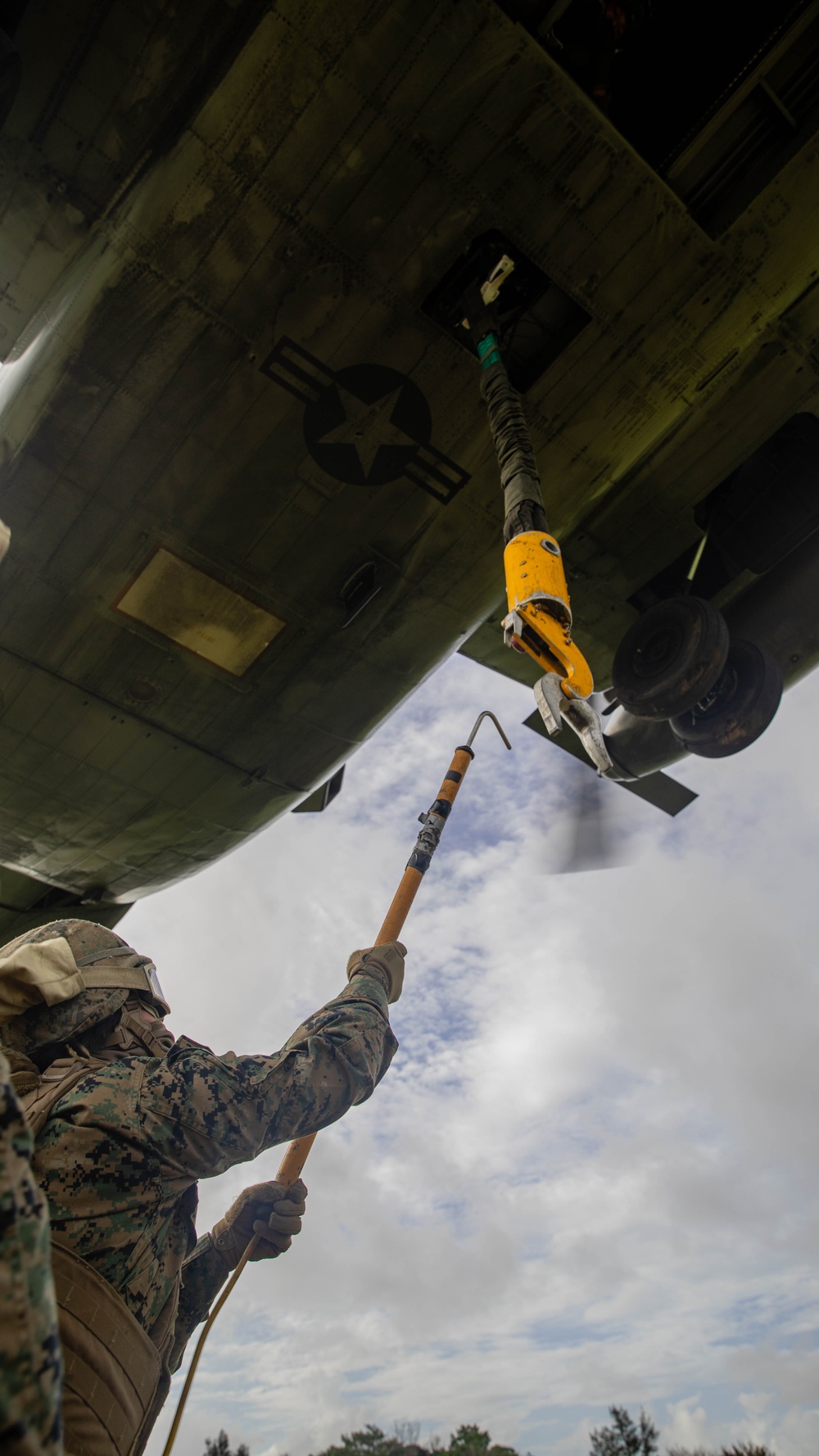 U.S. Marines with CLB-4, HMH-462 Execute External Lifts