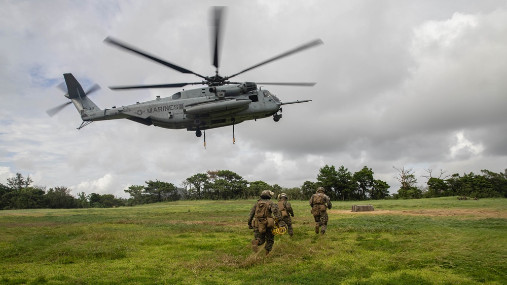 U.S. Marines with CLB-4, HMH-462 Execute External Lifts